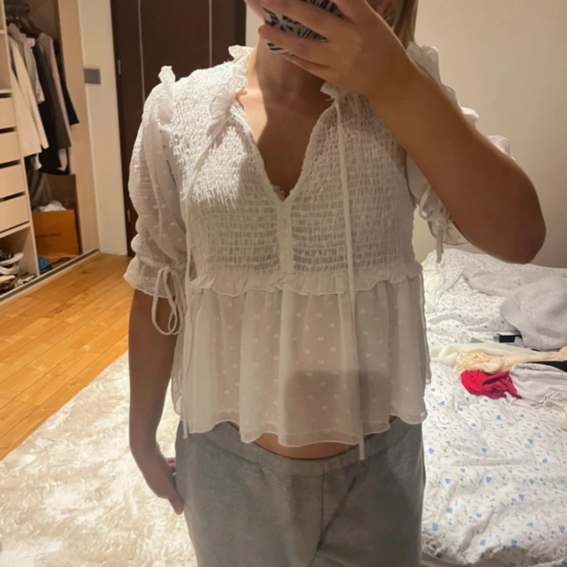 Vit blus med volangdetaljer - 1