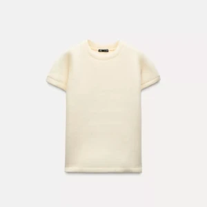 Beige stickad t-shirt från Zara - Snygg beige t-shirt från Zara med korta ärmar. Använd. fåtal gånger❤️
