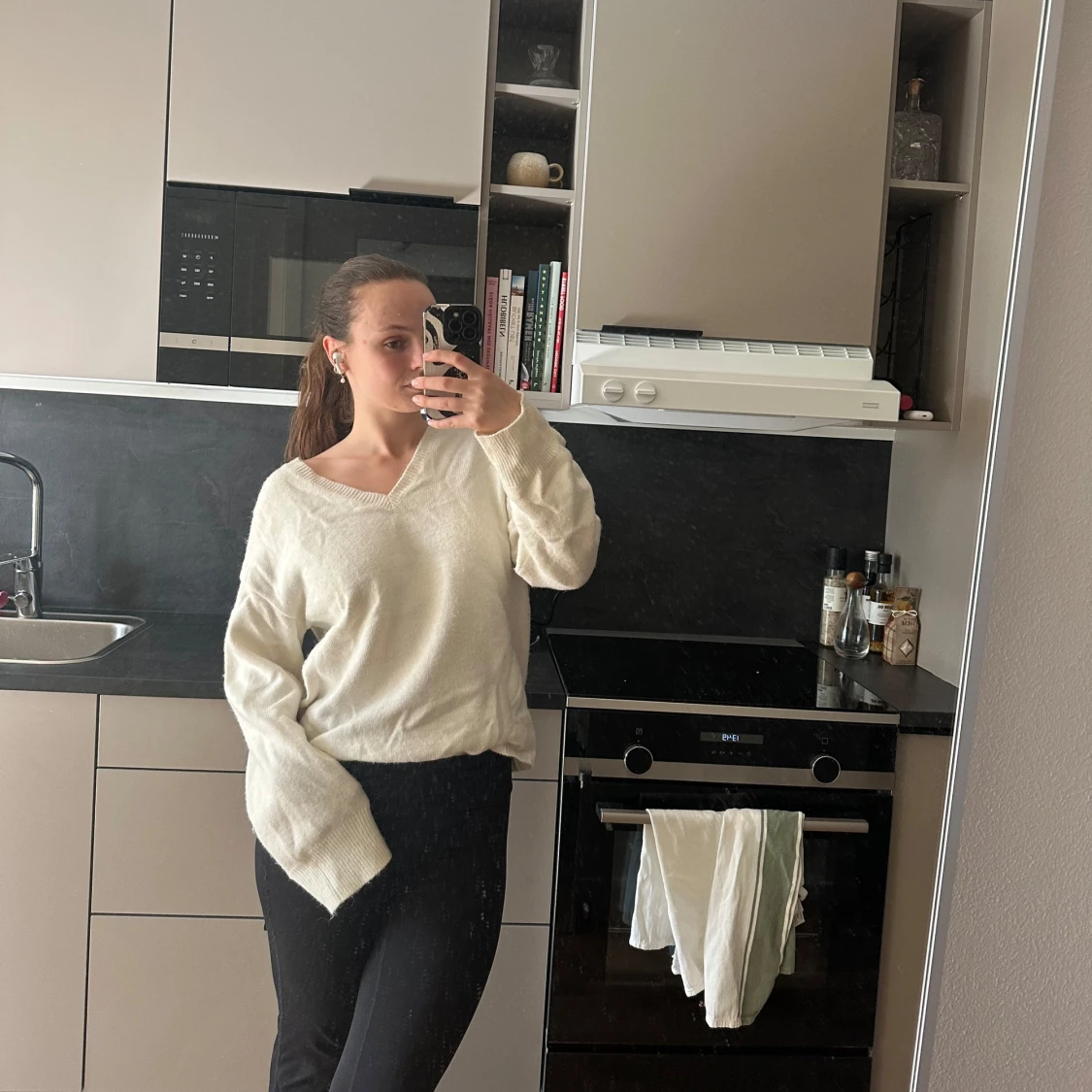 Vit stickad tröja med v-ringning - 1