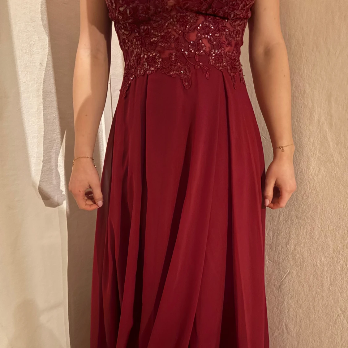 Vinröd långklänning med spets och slits - 3