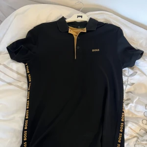HUGO BOSS PIKÉ - oanväd hugo boss pile storlek S öppen mot bud