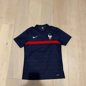 Frankrike fotbollströja - Säljer nu denna tröja då jag aldrig använder den mer. Den är i fint skick och ej mycket använd✅ hör av er vid minsta fundering😀