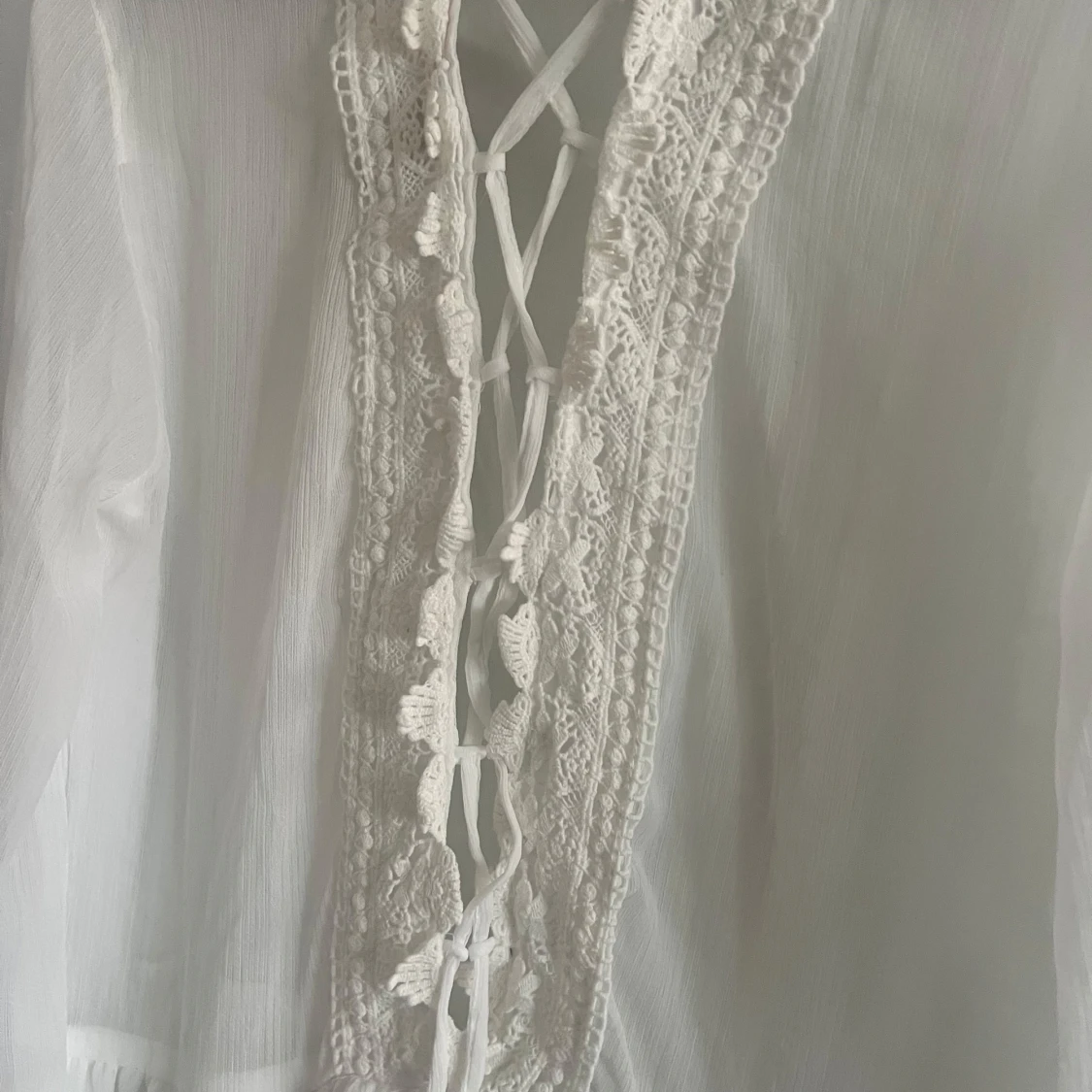 Vit spetsklänning med snörning - 2