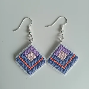 Handgjorda örhängen med broderat mönster - Handgjorda örhängen. Öronkroken är nickelsäker och aldrig använda.