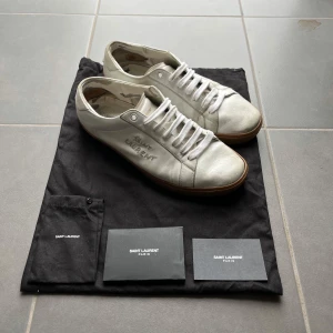 Saint Laurent skor - (PRISET ÄR EJ HUGGET I STEN!) Tja säljer dessa feta men använda saint Laurent skor. Dem har varit använda men är ändå väldigt snygga. Hör av er vid frågor och annat!