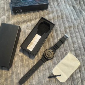 Magnetisk klocka helt ny - Säljer den fin magnetisk klocka i svart färg. Metalkullorna kan snurra löss tills dem blir fasta till den rätts klockan pga en magnet! Har video på hur den funkar. Medföljer låda, börste samt servett för rengöring. 