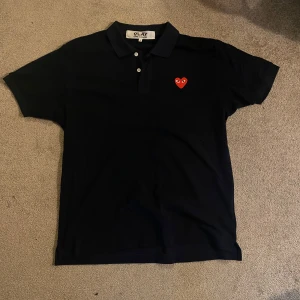 Mörkblå pikétröja från Comme des Garçons Play - Mörkblå CDG piké, Large, knappt använd (2-3 ggr)