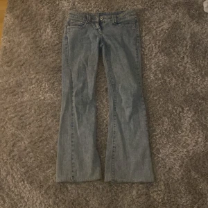 Ljusblå bootcut jeans - Säljer ett par ljusblå jeans med bootcut passform och detaljerade bakfickor, jag köpte de i somras och de har knappt kommit till användning. Sitter lågmidjat och är jättefina! Pris är diskuterbart🩷