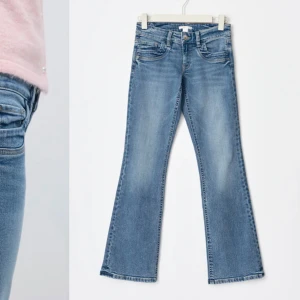 Blåa low waist jeans - Populära jeans från Gina Young i storlek 164