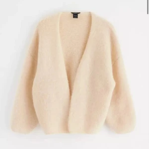 Slutsåld trendig lindex kofta💗 - Jättemysig och passar verkligen till allt, jag har den färgen som på andra bilden men i första modellen💗 står m-l men passas mig som brukar ha xs-m