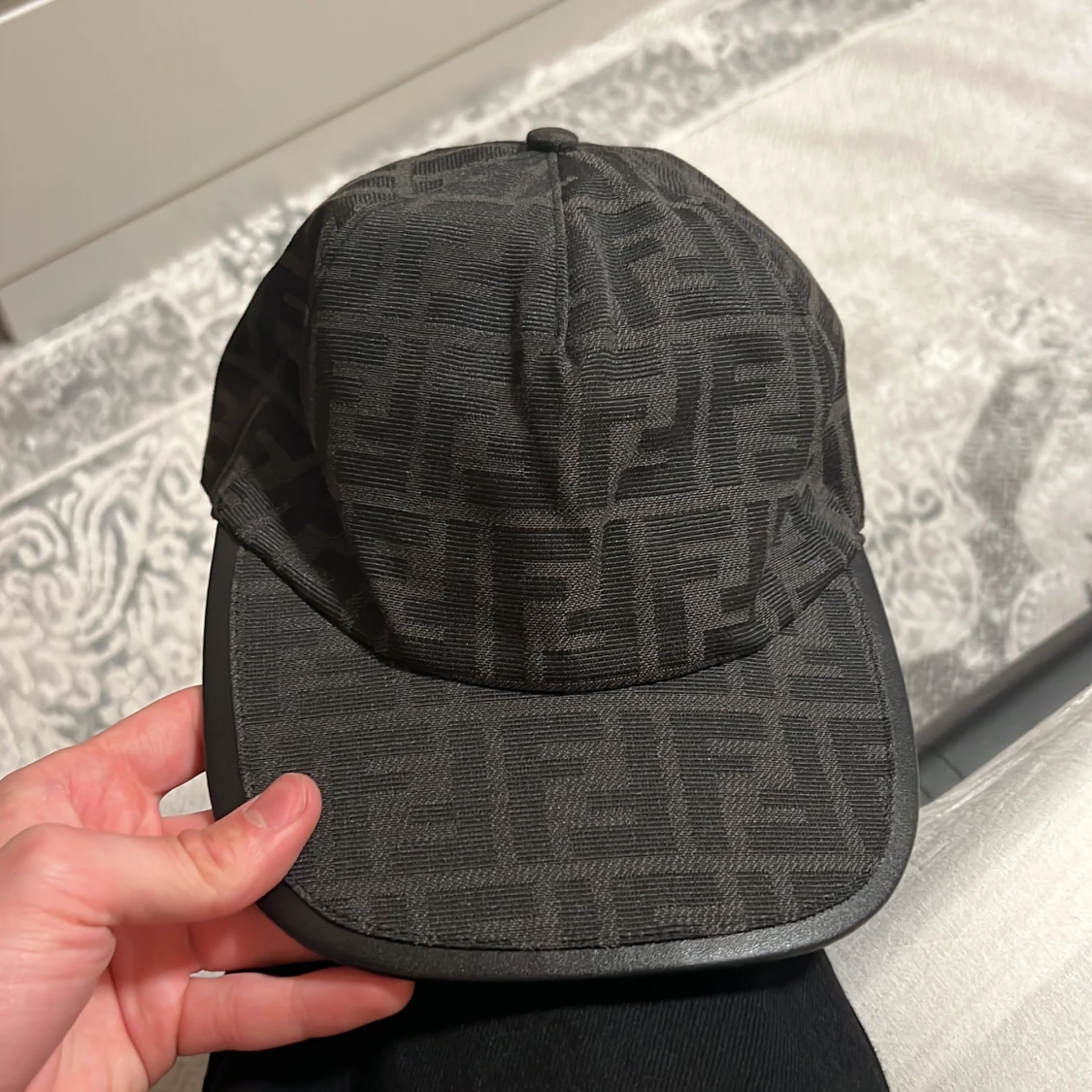 Svart keps från Fendi med monogram