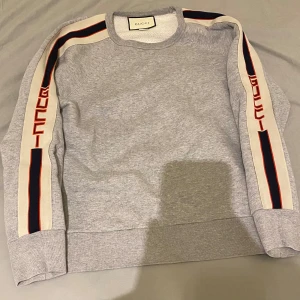 Gucci Striped Crewneck - Slutsåld modell, ord pris ~ 10000 kr. Storlek S, passar M.