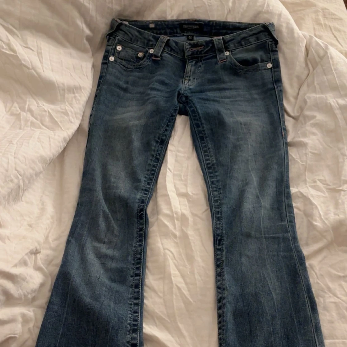 Blå bootcut jeans från True Religion - 2