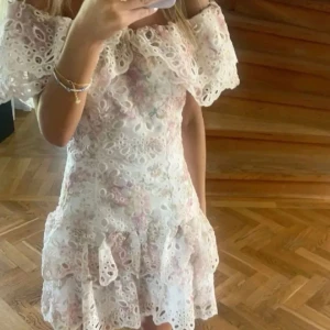 Vit blommig spetsklänning med volang - SÖKER!!!!!!!Str s/m