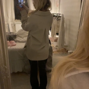 Beige oversized kappa från zara - Säljer en beige oversize kappa eftersom jag upplever den för lång för mig. Är 155cm lång och den är xs i storlek men skulle säga att den passar xs-m beroende på vad man vill ha för passform. Den är i bra skick men finns täcken på användning därav den är lite nopprig 