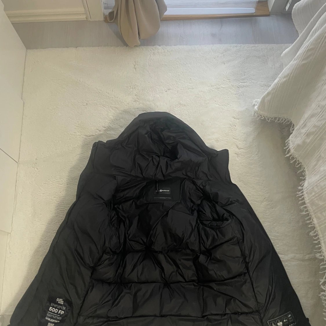 Svart pufferjacka med huva från Peak Performance - 2