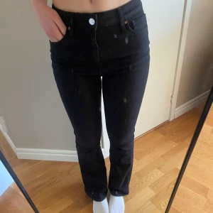 Svarta bootcut jeans - Säljer ett par svarta bootcut jeans med hög midja. Klassisk femficksmodell med knapp och dragkedja framtill, lätt utsvängda nertill🩵nästan aldrig använda! storlek: Waist M och Lenght 31