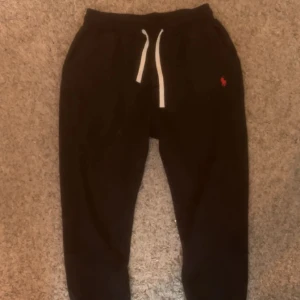 Svarat Ralph Lauren byxor   - Svarat Ralph Lauren byxor  med vita snören och rött märke bra skick nästan aldrig använda 