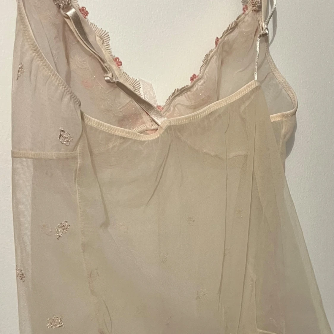 Beige spetslinne med rosett och broderade blommor - 2