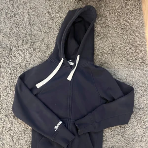 Russemerch kofta - Russemerch kofta, bra skick, säljer nu för att den aldrig kom till användning! Pris kan diskuteras☺️storlek xs. Nypris 750