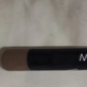 Ögonbrynspenna Color No. 3 - Brun ögonbrynspenna i färgnummer 3 med svart hylsa och tydlig märkning. Perfekt för att fylla i och forma brynen med naturligt resultat. 