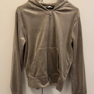 Beige velour hoodie med dragkedja från Lager 157 - Mjuk och skön beige hoodie i velourmaterial från Lager 157. Tröjan har dragkedja framtill med rund metallring, huva och en stor ficka på magen. Perfekt för en avslappnad och trendig look. Använd ca. 2 gånger. Kan gå ner i pris vid snabb affär!💕