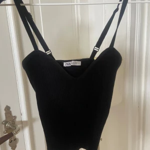 Linne/topp från Zara i nyskick - En topp från Zara i storlek S. Toppen det väldigt liten ut  men töjer i verkligheten ut dig efter kroppsform. Den är för liten för mig och därför säljer jag. Jättefin 