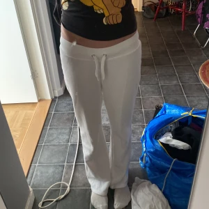 Vita mjukisbyxor med dragsko - Säljer ett par vita mjukisbyxor med dragsko i midjan. Byxorna har normal passform är lite utsvängda.  Mjukt och bekvämt material. Är low waist. Har en liten fläck som jag ska försöka tvätta bort men om det inte går så kan pris diskuteras💕 