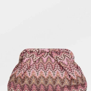 Rosa mönstrad väska från beck södergaard - Säljer en unik kuvertväska med rosa och brunt bladmönster. Väskan har en rymlig insida med innerficka och stängs upptill. Perfekt för dig som vill sticka ut med en färgglad accessoar. Väskan är helt ny med prislappen kvar! Den är för nuvarande slutsåld och väldigt eftertraktad.