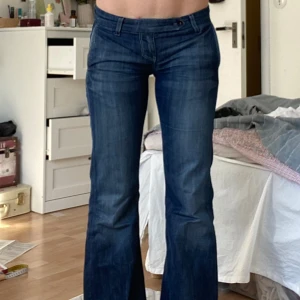 Perfekta lågmidjade bootcut jeans  - Supersnygga lågmidjade jeans som verkligen är helt perfekta, tyvärr har de blivit försmå på mig, annars skulle jag 100% ha kvar dessa 🥲  Jag är 169 cm  Storlek 27/34  Innebenslängd: 78/ 79cm  #lowrise #lowrisejeans #y2kstyle #2000s #jeans #bootcut #bootcutjeans #vintage #aesthetic