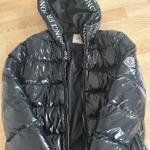 Moncler jacka  - Vinterjacka i nyskick säljer den pågrund av fel storlek den passade inte mig helt enkelt. Priset kan diskuteras vid snabb affär . Storleken är S/M