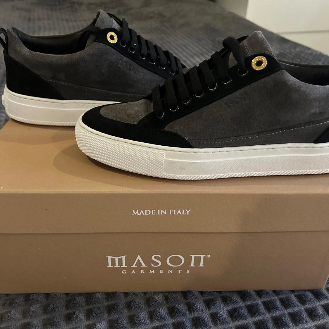 Grå och svarta sneakers från Mason Garments