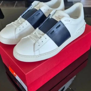 Valentino Open - Säljer ett par vita Valentino Open, skorna är helt nya och endast testade. Skorna är i storlek 41, om du har andra frågor eller vill diskutera pris är det bara att meddela.