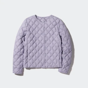 Ljuslila quiltad jacka  - Säljer denna ljuslila jackan från Uniqlo i storlek xxs. Jackan går inte längre att beställa från hemsidan. Endast använd ett fåtal gånger. 💜