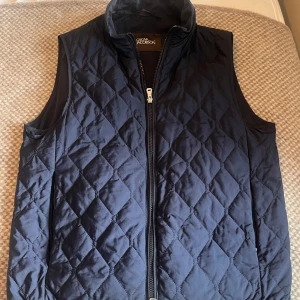 Oscar Jacobson Liner Waistcoat Väst Navy  - Riktig snygg väst från Oscar Jacobson som passar perfekt till våren/sommaren! || Storlek: 50 passar M|| Mycket fint skick, knappt använd 