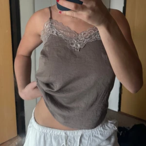 Brun linnetopp med spetsdetaljer - Gulligt spetslinne från hm🌸