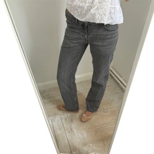 Arrow low jeans  - Jättesnygga grå arrow low jeans från Weekday💗