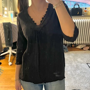 Svart blus - Så gullig svart blus som tyvärr inte kommer till användning💓 Står att det är storlek 44/46 men den sitter mer som en S/M💞