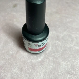 Rött  gellack från nagelgiganten - Säljer ett rött gellack från nagelgiganten! Helt oanvänt. Nypris:125kr Mitt pris:70kr