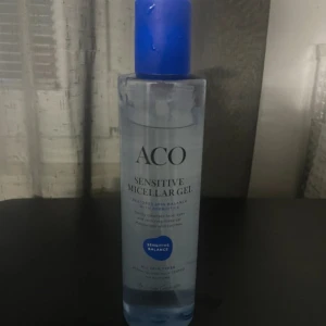 ACO Sensitive Micellar Gel - Mild och återfuktande micellär gel från ACO, perfekt för känslig hud. Kommer i en genomskinlig plastflaska med blått lock. Tar effektivt bort smink och orenheter utan att torka ut huden.