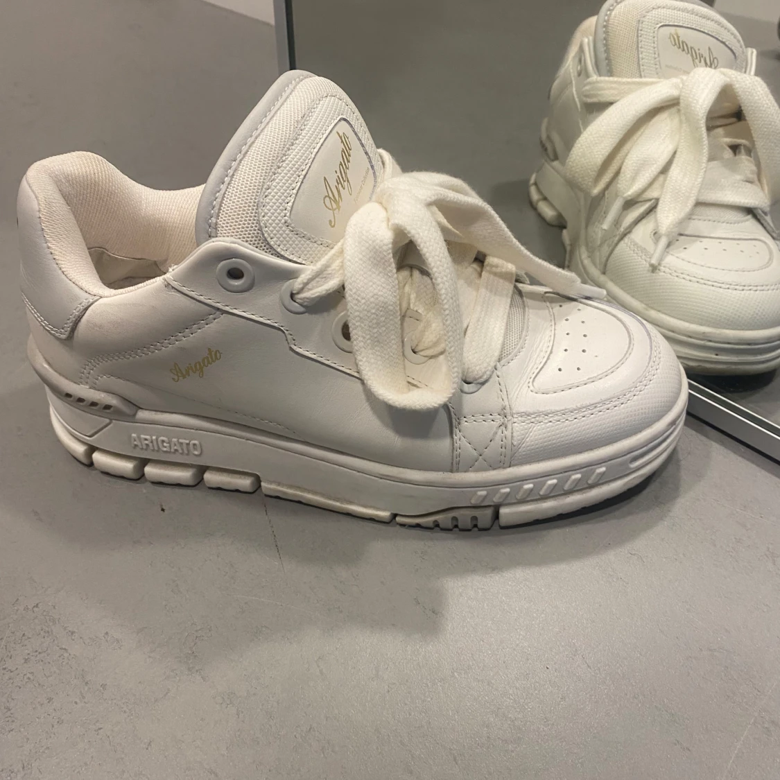 Vita sneakers från Axel Arigato dam