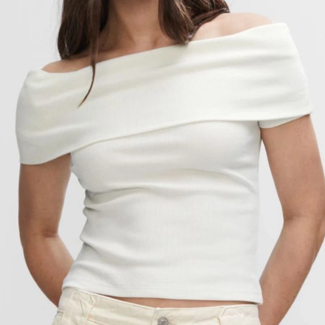 Vit offshoulder topp