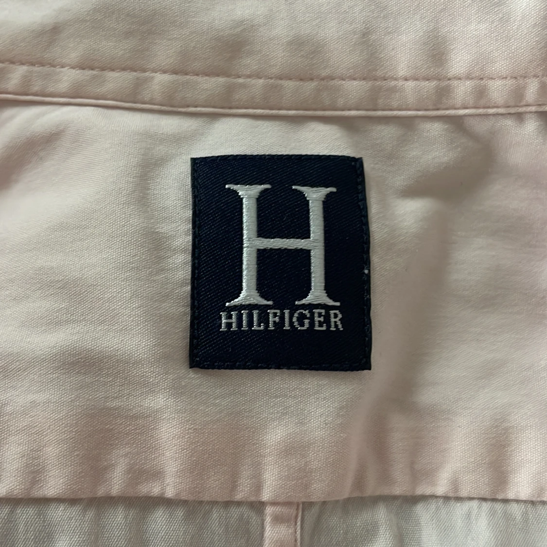 Ljusrosa figursydd skjorta från Hilfiger - 2