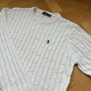 Polo kabelstickad - Polo ralph lauren| storlek M| fint skick inga defekter| beige| skriv vid minsta fråga|