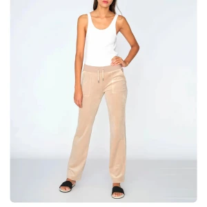 Juicy couture byxor  - Säljer mina juicy couture byxor, använda ca två gånger. Inga defekter.