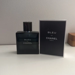 Bleu de Chanel Eau de Toilette - Bleu de Chanel Eau de Parfum för herr, med elegant mörkblå glasflaska och tillhörande svart kartong. Doften är fräsch, träig och maskulin – en riktig klassiker från Chanel. 50 ml och cirka 40 kvar. 