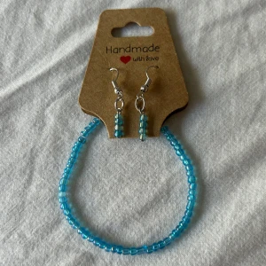 Handgjort set med blått pärlarmband och örhängen - Säljer ett handgjort smyckeset med ett armband och matchande örhängen av små blå glaspärlor. Armbandet har ett silverfärgat lås och örhängena är i krokmodell. Perfekt för dig som gillar färgglada accessoarer!💕☺️ Gå gärna in på min profil för mer fina armband och halsband!🫶🏼💗