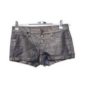  Lågmidjade jeansshorts  - Coola metall/guld färgade jeansshorts❤️ 