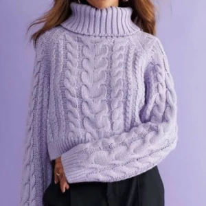 Ljuslila stickad polotröja från Gina Tricot - Superfin ljuslila stickad polotröja från Gina Tricot. Tröjan har en hög polokrage, grovt kabelstickat mönster och är croppad i modellen.  Inga defekter och nästan oanvända 