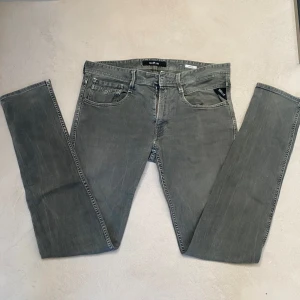 Replay Anbass - Säljer ett par Replay Anbass jeans i grått. Jeansen är av modellen anbass så dem är slim fit. Jeansen är i bra skick. Tveka inte på att höra av er vid frågor eller funderingar.